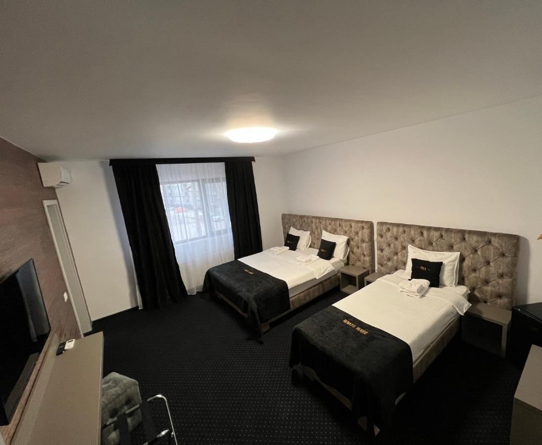 Hotel Renato House Târgu Jiu Exterior foto